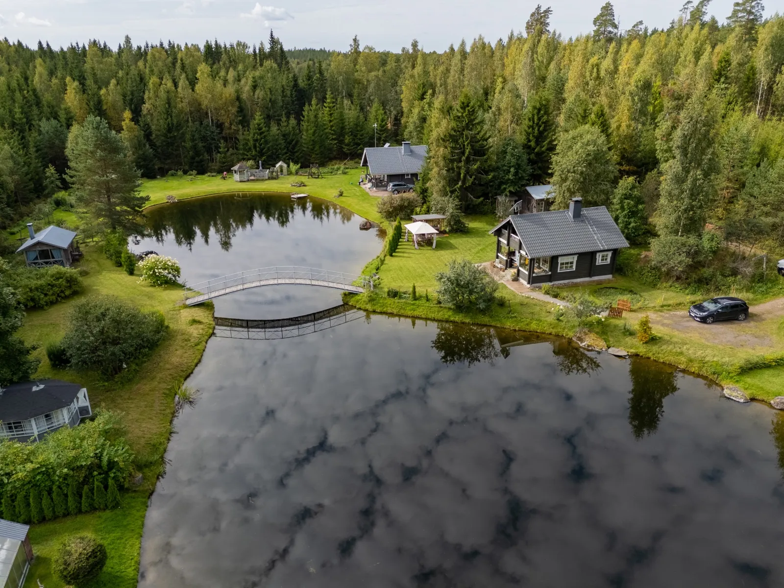 Vapaa-ajan asunnot lampien äärellä ilmasta — esimerkki dronekuvauksesta